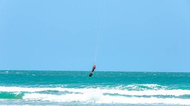Güneşli bir günde Tayland Hua hin uçurtması