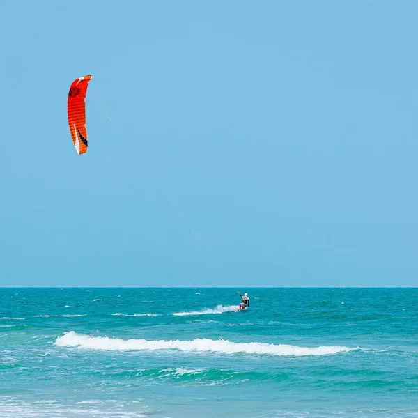 在一个阳光明媚的日子 泰国华欣市的风筝冲浪活动 — 图库照片