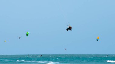 Güzel turkuaz denizde bir yaz gününde uçurtma uçurmak.