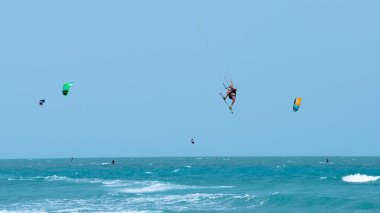 Güzel turkuaz denizde bir yaz gününde uçurtma uçurmak.