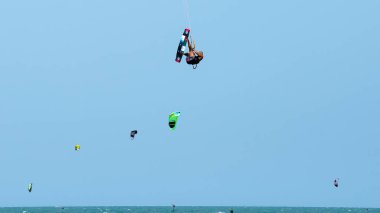 Güzel turkuaz denizde bir yaz gününde uçurtma uçurmak.