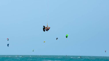 Güzel turkuaz denizde bir yaz gününde uçurtma uçurmak.