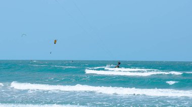 Güzel turkuaz denizde bir yaz gününde uçurtma uçurmak.