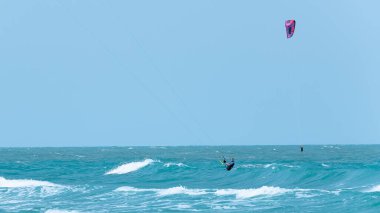 Güzel turkuaz denizde bir yaz gününde uçurtma uçurmak.