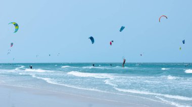 Güzel turkuaz denizde bir yaz gününde uçurtma uçurmak.