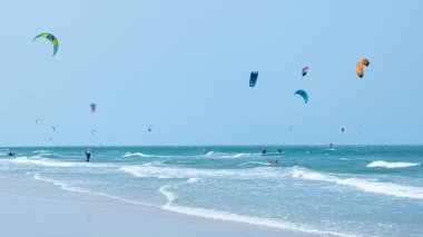 Güzel turkuaz denizde bir yaz gününde uçurtma uçurmak.
