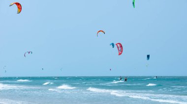 Güzel turkuaz denizde bir yaz gününde uçurtma uçurmak.