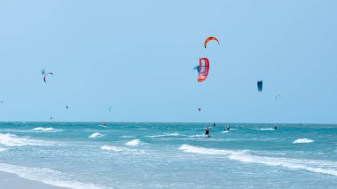 Güzel turkuaz denizde bir yaz gününde uçurtma uçurmak.