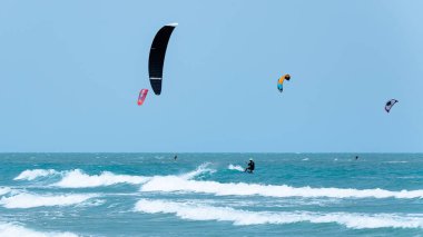 Güzel turkuaz denizde bir yaz gününde uçurtma uçurmak.