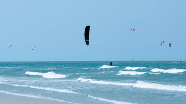 Güzel turkuaz denizde bir yaz gününde uçurtma uçurmak.