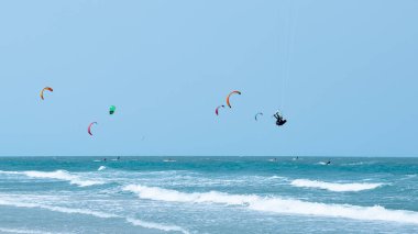 Güzel turkuaz denizde bir yaz gününde uçurtma uçurmak.