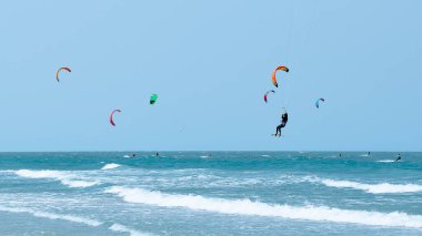 Güzel turkuaz denizde bir yaz gününde uçurtma uçurmak.