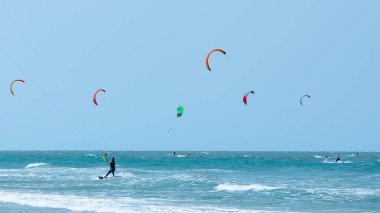 Güzel turkuaz denizde bir yaz gününde uçurtma uçurmak.