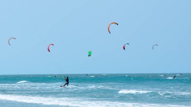 Güzel turkuaz denizde bir yaz gününde uçurtma uçurmak.