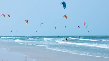 Güzel turkuaz denizde bir yaz gününde uçurtma uçurmak.