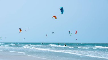 Güzel turkuaz denizde bir yaz gününde uçurtma uçurmak.