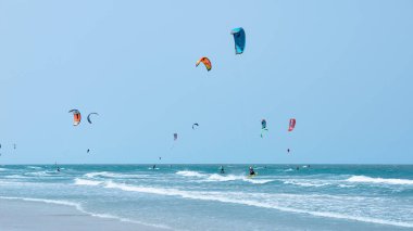 Güzel turkuaz denizde bir yaz gününde uçurtma uçurmak.