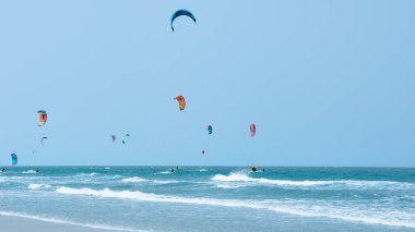 Güzel turkuaz denizde bir yaz gününde uçurtma uçurmak.