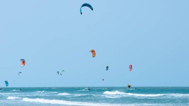 Güzel turkuaz denizde bir yaz gününde uçurtma uçurmak.