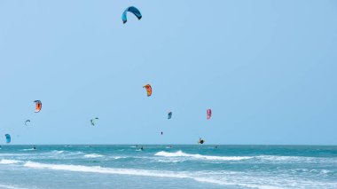 Güzel turkuaz denizde bir yaz gününde uçurtma uçurmak.