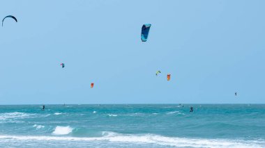 Güzel turkuaz denizde bir yaz gününde uçurtma uçurmak.