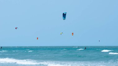 Güzel turkuaz denizde bir yaz gününde uçurtma uçurmak.