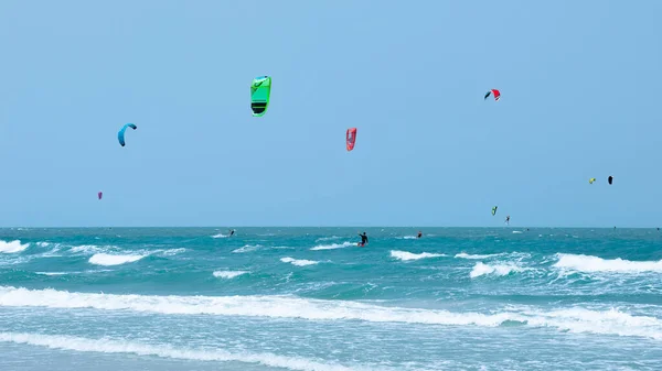 Kitesurfen Een Zomerse Dag Prachtige Turquoise Zee — Stockfoto