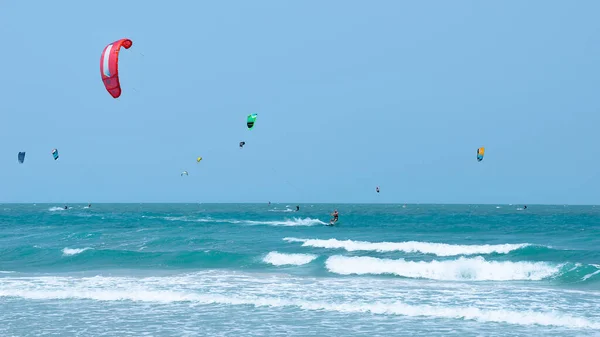 Kitesurfen Een Zomerse Dag Prachtige Turquoise Zee — Stockfoto