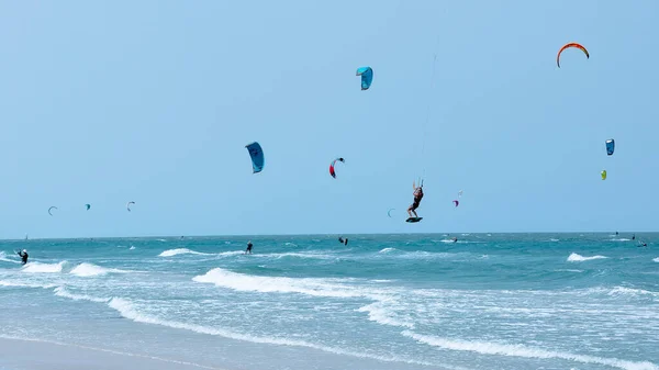 Kitesurfen Een Zomerse Dag Prachtige Turquoise Zee — Stockfoto