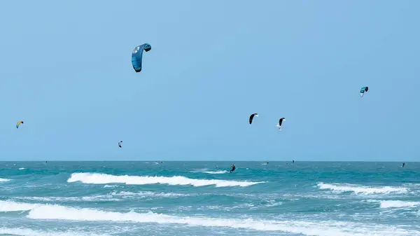 Kitesurf Una Giornata Estiva Sul Bellissimo Mare Turchese — Foto Stock