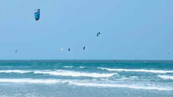 Kitesurfen Een Zomerse Dag Prachtige Turquoise Zee — Stockfoto