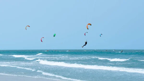 Kitesurfen Een Zomerse Dag Prachtige Turquoise Zee — Stockfoto