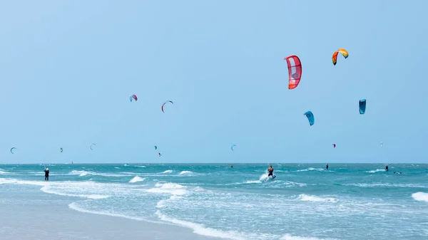 Kitesurfen Een Zomerse Dag Prachtige Turquoise Zee Rechtenvrije Stockfoto's