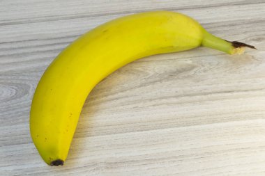 ahşap bir masa, ahşap arka plan üzerinde muz muz