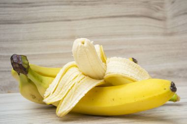 ahşap zemin üzerinde taze muz