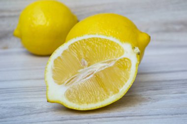 ahşap bir arka planda limon