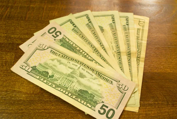 Peníze Dřevěné Pozadí Zásobník 100 Dolarů Poukázky Dřevěné Desce — Stock fotografie