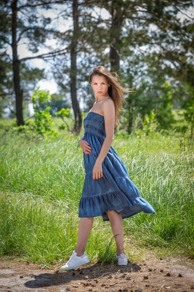 Jeune Femme Robe Bleue Marchant Dans Sentier Forestier Été — Photo