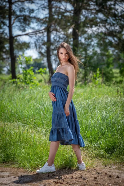 Jonge Vrouw Blauwe Jurk Wandelen Zomer Bos Pad — Stockfoto