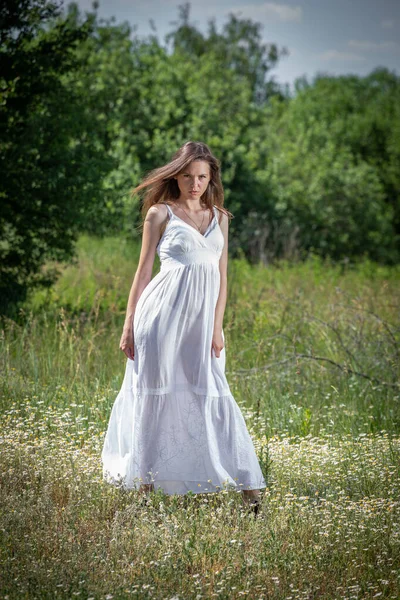 Молодая Женщина Белом Платье Ходит Летней Лесной Тропе — стоковое фото