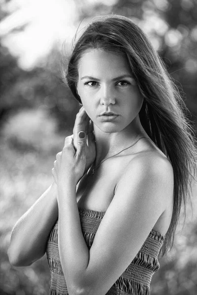 Молодая Женщина Синем Платье Идет Летней Лесной Тропе Черно Белое — стоковое фото