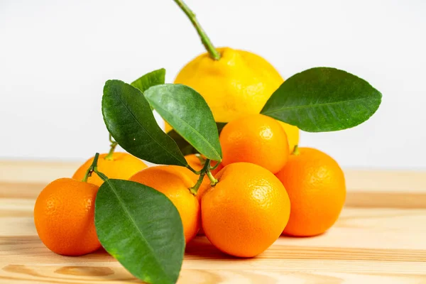 Citron Calamondines Avec Poignées Sur Planche Isolée Sur Fond Blanc — Photo