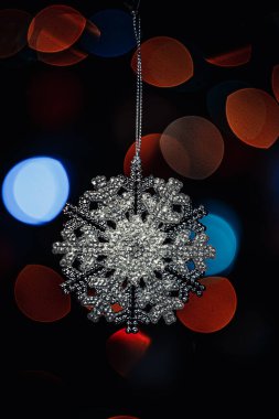 Noel ışıklarının bulanık arka planında Noel ağacı süslemeleri