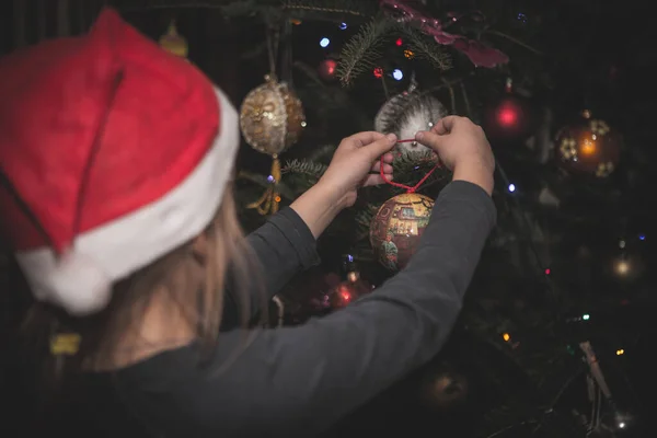 Dívka Santa Klobouk Zdobí Vánoční Stromek Doma — Stock fotografie