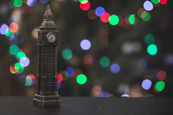 Soška Big Bena Proti Vnitřnímu Pozadí Vánočních Světel — Stock fotografie