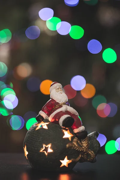 Soška Santy Tašce Dárky Vnitřním Pozadí Vánočních Světel — Stock fotografie