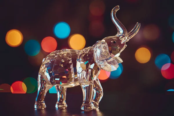 Soška Křišťálového Slona Pozadí Vánočních Světel — Stock fotografie