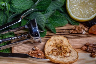 Mutfakta naneli, limonlu, kuru erikli, cevizli, kuru elmalı, kayısılı ve ahşap kesme tahtasındaki kayısılı yemekler