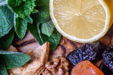 Mutfakta naneli, limonlu, kuru erikli, cevizli, kuru elmalı, kayısılı ve ahşap kesme tahtasındaki kayısılı yemekler