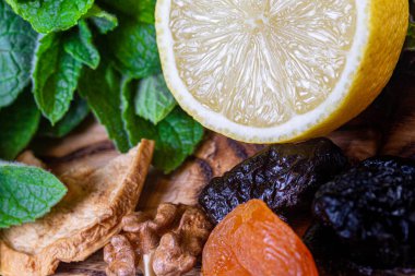 Mutfakta naneli, limonlu, kuru erikli, cevizli, kuru elmalı, kayısılı ve ahşap kesme tahtasındaki kayısılı yemekler